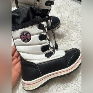 Totes little girls size 2 Black and White Winter Boots